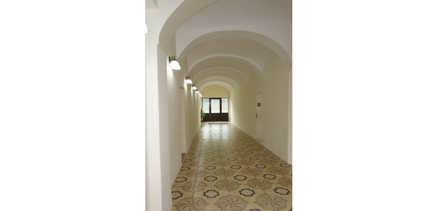 Ponúkame na predaj 2 izb. byt v historickom dome v centre 
